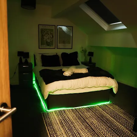 City Centre Retreat Walk To Shops & Dining, Contractors Welcome