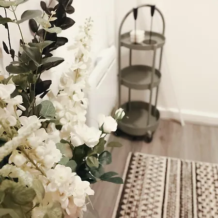 Apartment City Centre Retreat Walk To Shops & Dining, Contractors Welcome