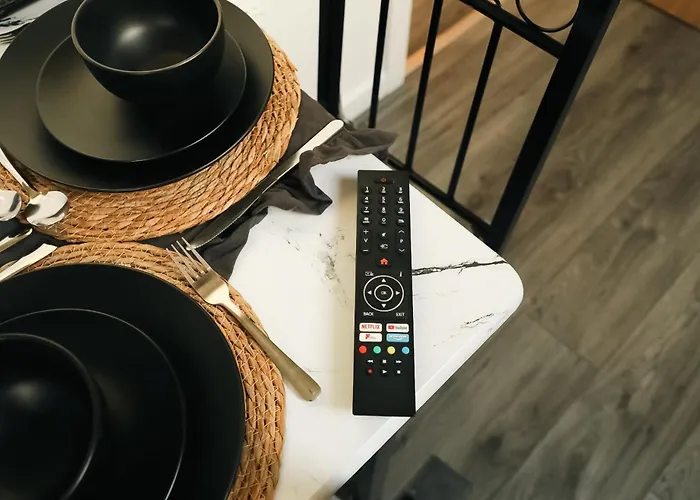 Apartment Centre Retreat Walk To Shops & Dining, Contractors Welcome