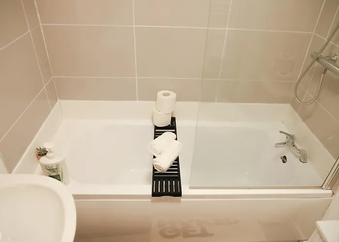 Centre Retreat Walk To Shops & Dining, Contractors Welcome * Bradford (West Yorkshire)