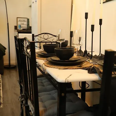 City Centre Retreat Walk To Shops & Dining, Contractors Welcome