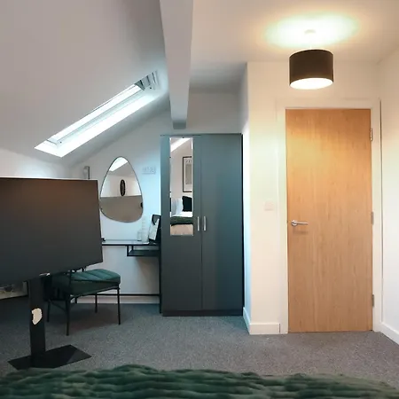 City Centre Retreat Walk To Shops & Dining, Contractors Welcome Апартаменты *