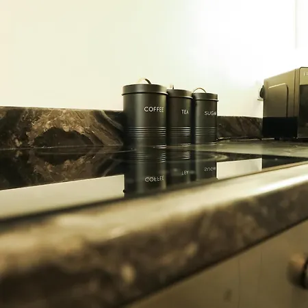 City Centre Retreat Walk To Shops & Dining, Contractors Welcome