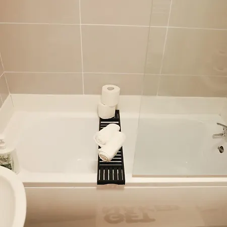 City Centre Retreat Walk To Shops & Dining, Contractors Welcome * Брадфорд