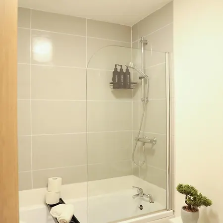 City Centre Retreat Walk To Shops & Dining, Contractors Welcome Апартаменты Брадфорд