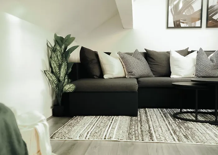 Centre Retreat Walk To Shops & Dining, Contractors Welcome Bradford (West Yorkshire)