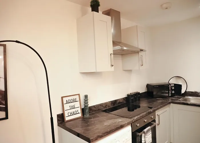 Centre Retreat Walk To Shops & Dining, Contractors Welcome *