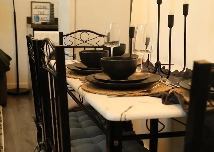 Centre Retreat Walk To Shops & Dining, Contractors Welcome