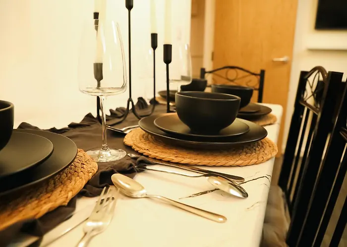 Centre Retreat Walk To Shops & Dining, Contractors Welcome Bradford (West Yorkshire)