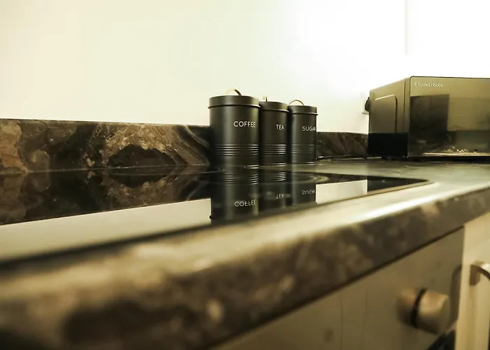 Centre Retreat Walk To Shops & Dining, Contractors Welcome