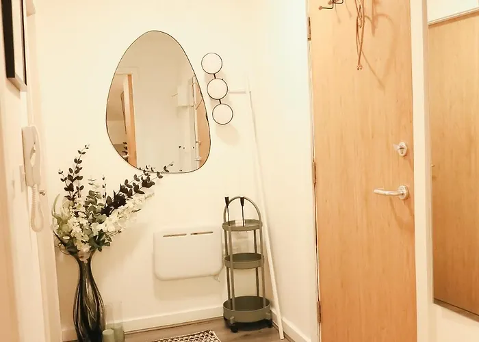 Apartment Centre Retreat Walk To Shops & Dining, Contractors Welcome Bradford (West Yorkshire)