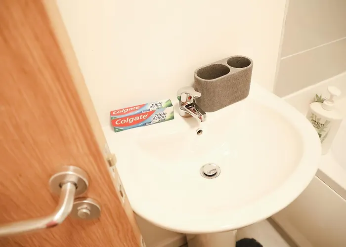 Centre Retreat Walk To Shops & Dining, Contractors Welcome Apartment *