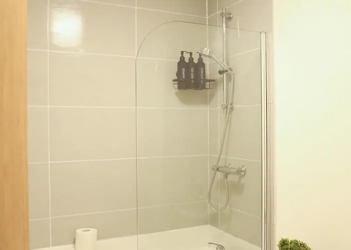 Centre Retreat Walk To Shops & Dining, Contractors Welcome Apartment Bradford (West Yorkshire)