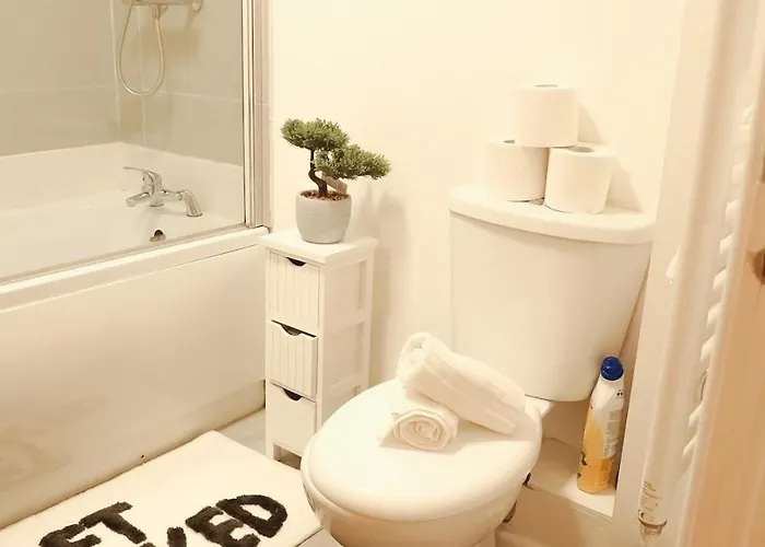 Centre Retreat Walk To Shops & Dining, Contractors Welcome