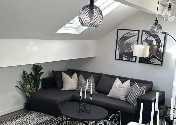 Centre Retreat Walk To Shops & Dining, Contractors Welcome Bradford (West Yorkshire)